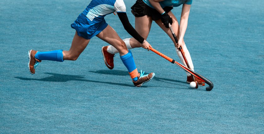 Dos chicas disputan la bocha en un partido de hockey sobre césped