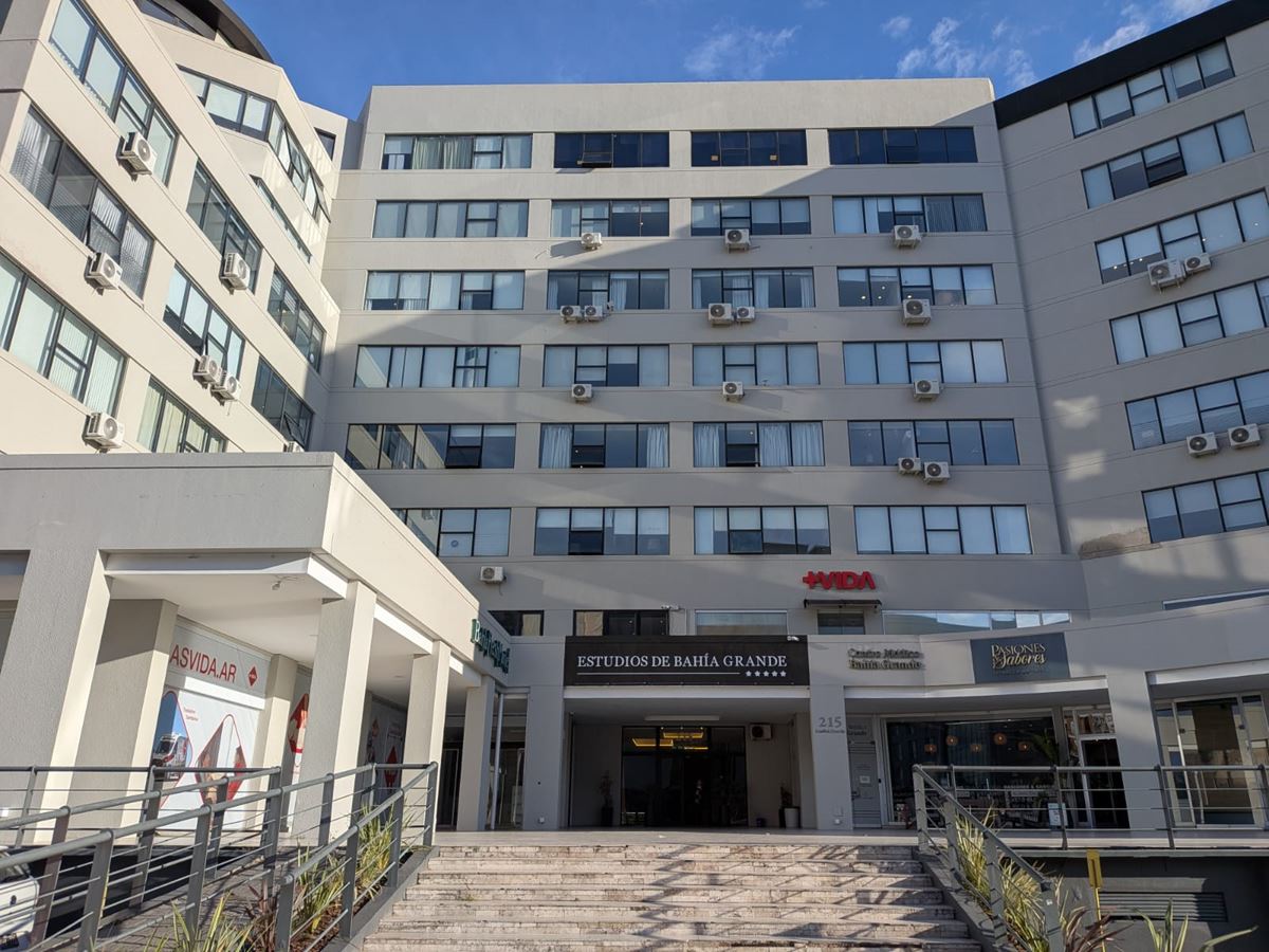 Fachada del edificio de Av. del Puerto 215, Nordelta, donde está el consultorio 328