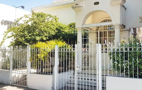 Fachada del consultorio de San Miguel, Maestro Ángel D'Elía 1367: casa blanca con reja y jardín