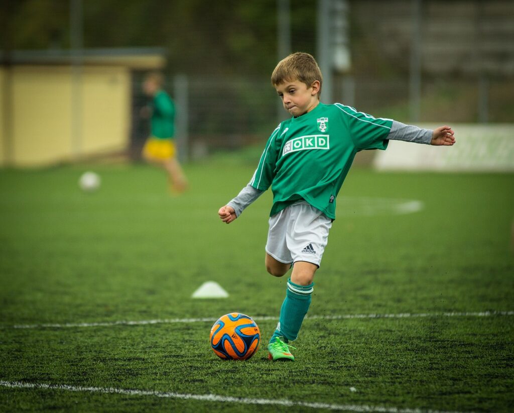 niño jugando al futbol