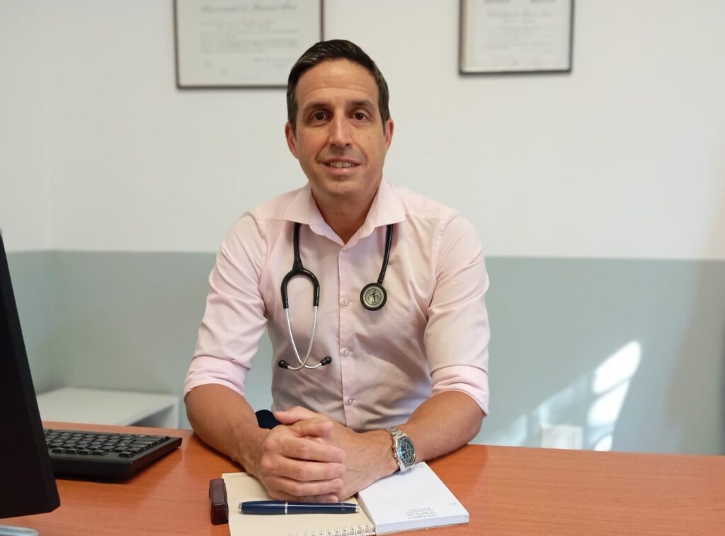 Foto de Pablo Inguanzo en su consultorio